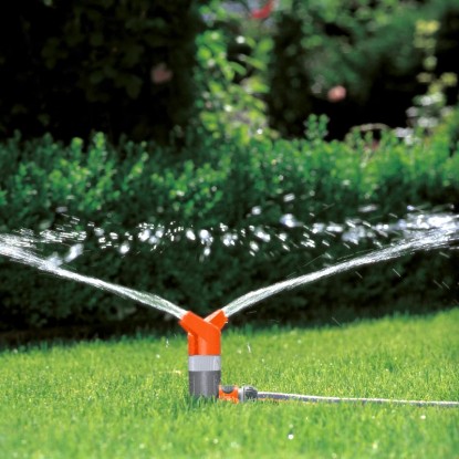 Zavlažovač Gardena Classic Foxtrott zavlažuje trávnik.