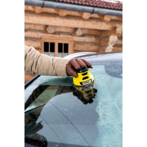 Žltá akumulátorová škrabka na ľad Kärcher EDI 4 pri práci na zamrznutom autoskle.