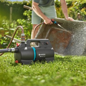 Akumulátorové záhradné čerpadlo Gardena 3000 Silent 18V P4A Set pri čistení fúrika.