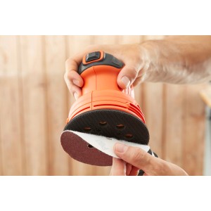 Excentrická brúska Black+Decker BEW210 v akcii s brúsnym papierom. Brúska na drevo.