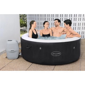 Bestway Lay-Z-Spa Miami AirJet nafukovacia vírivka, Ø 180 cm, so 4 osobami v záhrade.