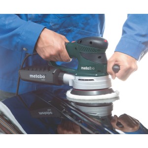 Excentrická brúska Metabo SXE 450 TurboTec v akcii pri brúsení povrchu.