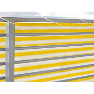 Žlto-biely balkónový zástena (500x90cm) pripevnený k zábradliu balkóna.
