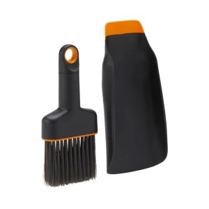 Sádzacia lopatka Fiskars s kefou, čierna a oranžová, na záhradníčenie a izbové rastliny.