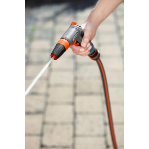 Gardena Comfort čistiaca striekacia pištoľ v akcii: prúd vody na čistenie a zavlažovanie.