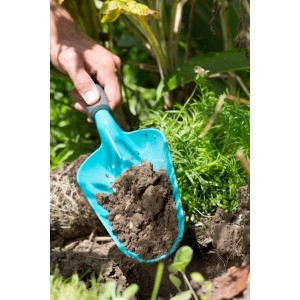 Veľká lopatka Gardena s hlinou, záhradné ručné náradie na sadenie.