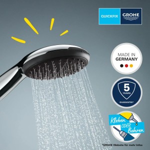 Detailný záber na chrómovú ručnú sprchu Grohe Vitalio Start 110 s prúdom vody.