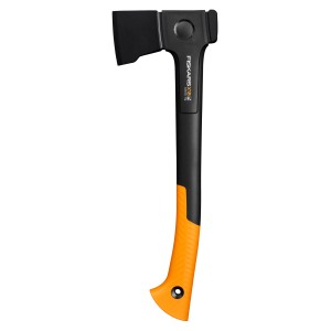 Fiskars X-series Univerzálna sekera X18, 44,5 cm, s čiernou hlavou a oranžovou rukoväťou.