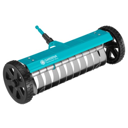 Gardena Combisystem Vertikutier-Boy s pracovnou šírkou 32 cm na starostlivosť o trávnik.
