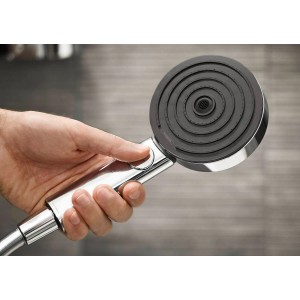 Ruka drží ručnú sprchu Hansgrohe Pulsify Select S 105 s 3 druhmi prúdu v chróme.