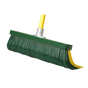 Zelená pazúrová metla do záhrady, šírka 35 cm, so žltou násadou pre efektívne čistenie.
