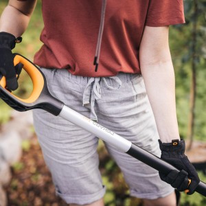Fiskars Xact rýľ špicatý pri práci, ideálny na kopanie v tvrdej pôde.