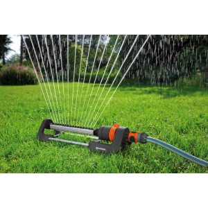 Zavlažovač Gardena Aqua M zavlažuje trávnik.