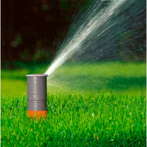 Turbínový výsuvný zavlažovač Gardena T 200 zavlažuje trávnik. Zavlažovací systém v akcii.