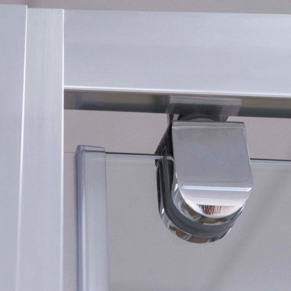 Detail: Chrómové zavesenie sprchových dverí t.b.t.