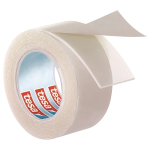 Rolka transparentnej lepiacej pásky t.b.t. od tesa.