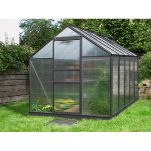 Čierny skleník Vitavia Venus 6200 HKP s polykarbonátovými panelmi v záhrade.