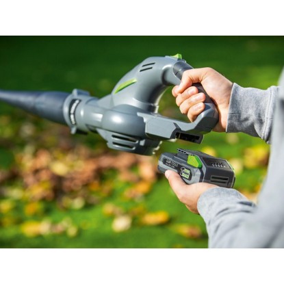 Akumulátorový fúkač lístia LUX-TOOLS A-LB-20/210 A s batériou z radu 1 PowerSystem.