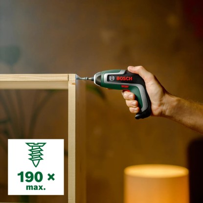 Akumulátorový skrutkovač Bosch IXO 7 pri skrutkovaní do dreva. Kompaktný, zelený dizajn.