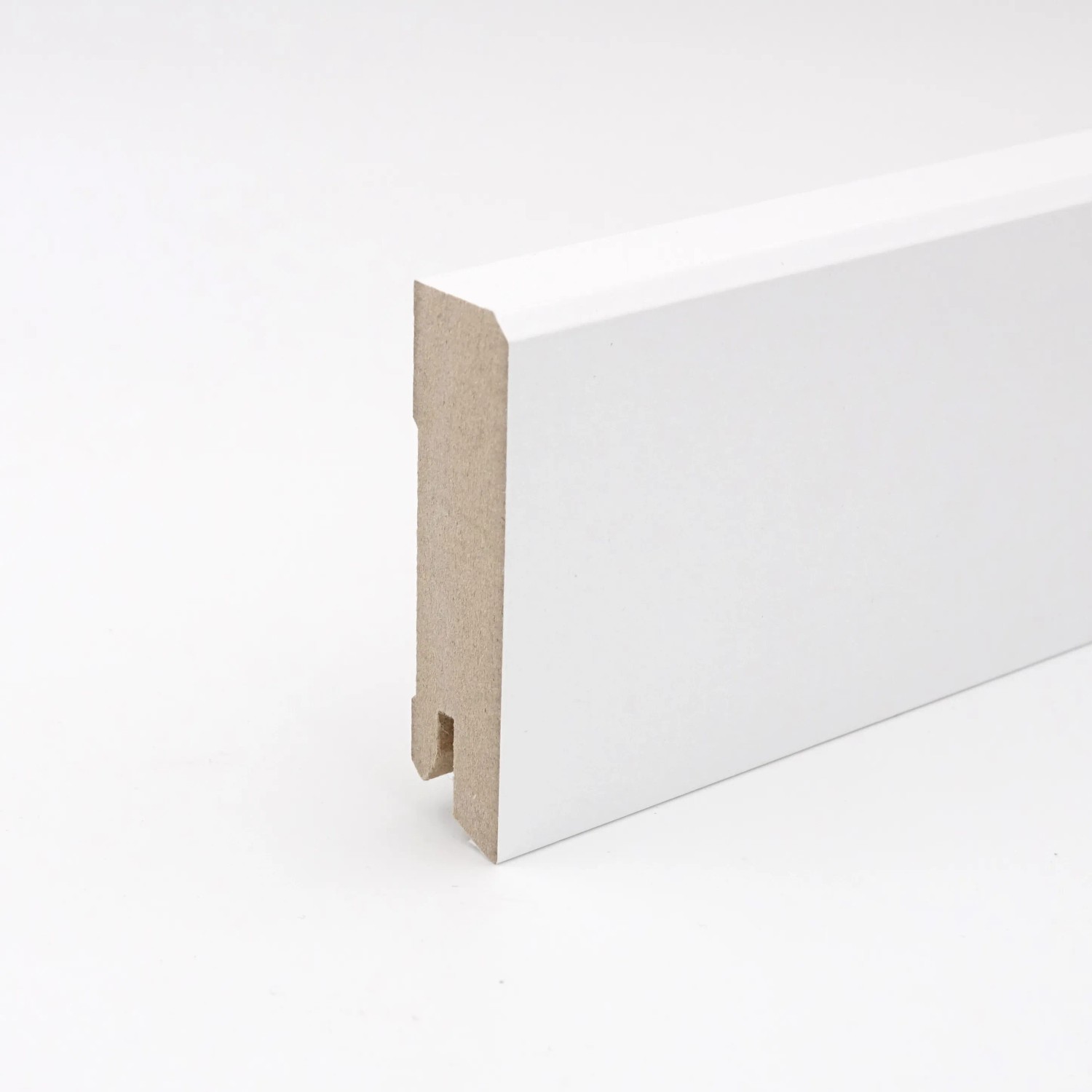 E-shop Soklová lišta White&Black Cubica biela, 70 x 18 x 2400 mm