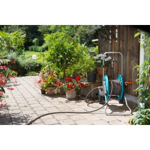 Konektor hadice Gardena Comfort Flex 13 mm (1/2) na hadicovom vozíku v záhrade.