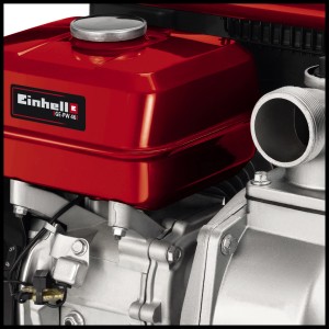 Detail: Červená benzínová vodná pumpa Einhell GE-PW 46 so striebornými prípojkami.