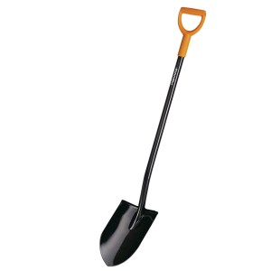Špicový rýľ Fiskars Solid so záhradnou rukoväťou D na kopanie a rezanie trávnika.