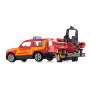 Hasičské auto s prívesom a červeným nafukovacím člnom pre zábavu a hry.