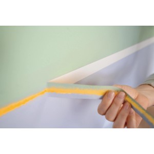 Aplikácia Tesa Malerband Perfect+ (19mm) na stenu pre presné okraje maľby.