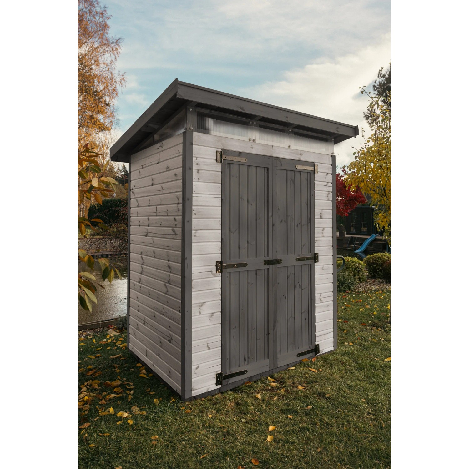 E-shop Upyard Drevený domček na náradie Strongbox M vr. základov sivá 163 x 127 cm