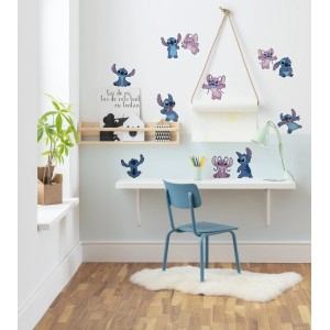 Dekoračné nálepky Komar Stitch a Angel na stene detskej izby.