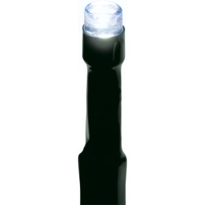 Detail OBI LED svetelnej reťaze: svietiaca studená biela LED s priehľadným puzdrom na zelenom kábli. Pre vonkajšie osvetlenie.