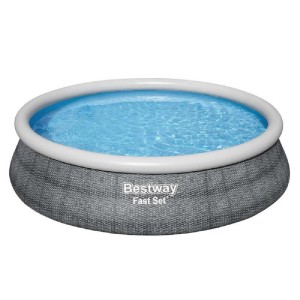 Nadzemný bazén Bestway Fast Set, Ø 457 cm, s ratanovým vzhľadom a modrou vodou.