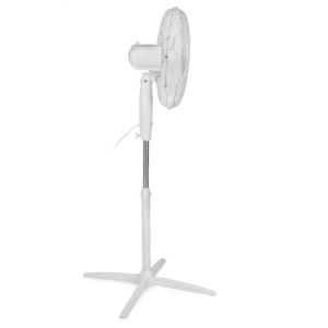 Biely stojanový ventilátor pre príjemný vánok v miestnosti.