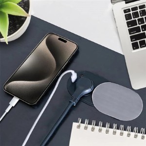 Mobilný telefón sa nabíja v šedej zásuvke t.b.t. vedľa notebooku.