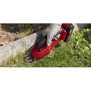 Akumulátorové nožnice na trávu Einhell Power X-Change GC-CG 18/1 Li-Solo pri strihaní okrajov trávnika.