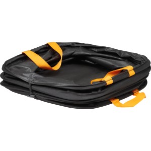 Zložený čierny záhradný odpadkový vak Fiskars Ergo Pop Up (73 l) s oranžovými držadlami.