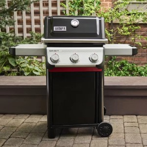 Čierny plynový gril Weber Spirit s tromi horákmi a teplomerom.