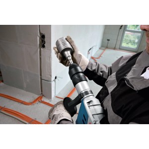 V prevádzke vŕtacie kladivo Bosch Professional GBH 5-40 DCE SDS-Max s vŕtacou hlavou.