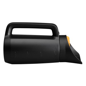 Rozmetadlo Fiskars Solid, záhradný ručný nástroj na hnojivá, piesok a soľ. Čierna farba so žltým detailom.