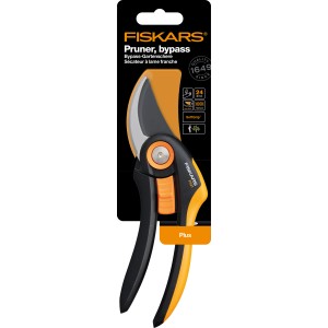 Fiskars Bypass Pruner Plus P521, záhradné nožnice s čiernou rukoväťou a oranžovou čepeľou.