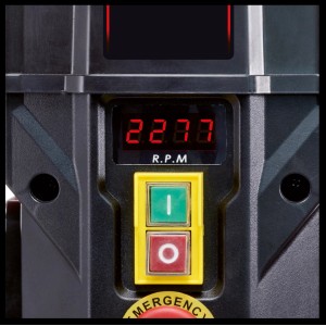 Detail: LCD displej a ovládacie prvky stĺpovej vŕtačky Einhell TE-BD 750 E.