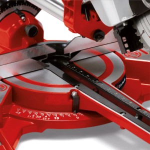 Kapovacia píla Einhell TC-SM 2131/1 Dual, detailný pohľad na pílový kotúč a uhlovú stupnicu.