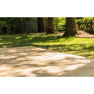 Položené terasové dosky z smrekovca (27x143x3000 mm) vo vonkajšom prostredí so záhradným nábytkom.