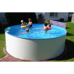 Summer Fun Maledivy oceľová stena bazéna: Kruhový nadzemný bazén s ľuďmi kúpajúcimi sa v záhrade.