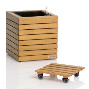 Kvetináč Lechuza Square s podvozkom na kolieskach z eukalyptového dreva FSC® pre flexibilné umiestnenie rastlín.