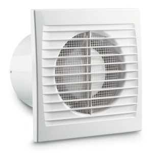 Biely, tichý kúpeľňový ventilátor System Ø 100 z plastu s vetracou mriežkou.