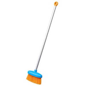 Detská hracia metla, modrá a oranžová, súčasť detskej sady náradia.