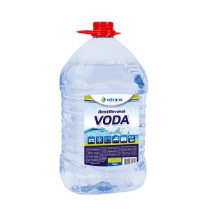5-litrový kanister destilovanej vody pre nemrznúcu zmes a iné použitia.