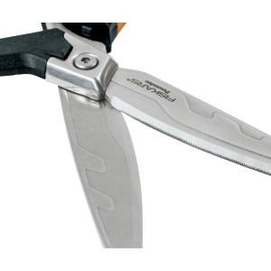 Detail: Vysoko výkonné nožnice Fiskars PowerArc 25 cm so zúbkovanou čepeľou.
